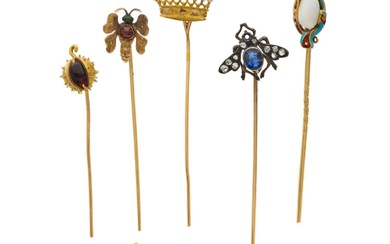 Ensemble de cinq épingles anciennes en or jaune 18k (750‰) - couronne sertie de perles,...