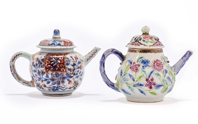 FOUR CHINESE EXPORT PORCELAIN TEAPOTS AND COVERS, QING DYNASTY, 18TH/19TH CENTURY