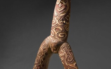 Figure d’esprit Imunu, s’inscrivant dans les formes naturelles du bois, avec pigments naturels, ancienne patine...