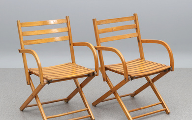 GARDEN CHAIRS, A PAIR. Lacquered book. Foldable model. Probably 1950s.