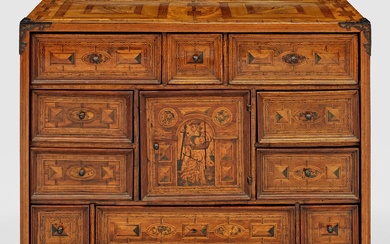 Grand cabinet de table Renaissance en noyer et orme, plaqué et incrusté d'érable partiellement teinté....