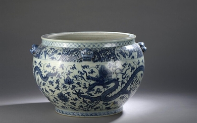 Grande vasque en porcelaine bleu blanc Chine Dans le style des Ming, la panse bombée,...