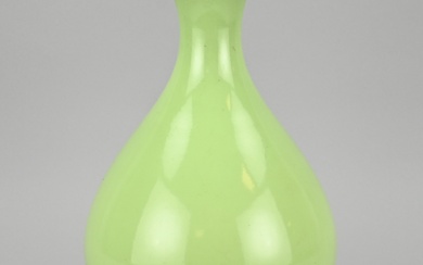 Groene celadon vaas, H 29,5 cm.