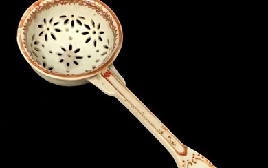 INDIA COMPANY. SPOONING SPOON in porcelain with polychrome decoration of...