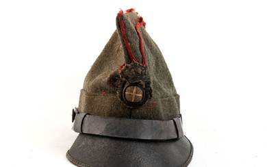 ITALY, Kingdom Great War Envelope cap for troop of off-body cavalrymen in green-grey wool, red...