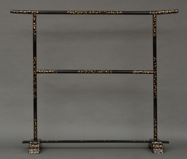 Ikō 衣桁 (clothes rack) - Lacquered wood - Black lacquered detachable clothing rack (iko), with goldleaf and complimentary kimono - Japan - Shōwa period (1926-1989)