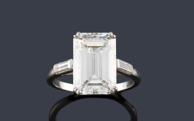 Importante anillo con diamante talla esmeralda de aprox. 6,12 ct en montura de oro blanco de 18K.