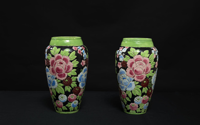 KERAMIS – Paire de vases en faïence émaillée polychrome à décor de fleurs styli…