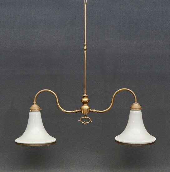 LAMPE BILLIARD 19e siècle Laiton et verre opalin, à deux lumières sur bras avec poignées....