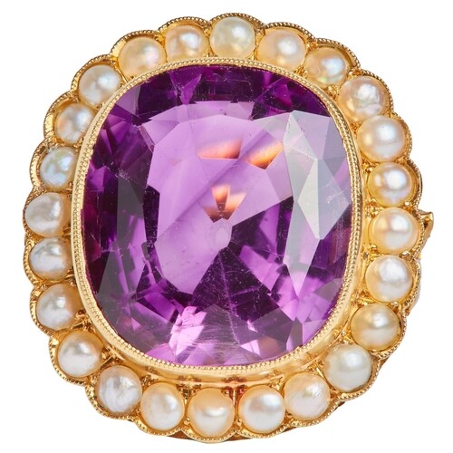 LARGE AMETHYST AND PEARL CLUSTER RING, set with a large amet...