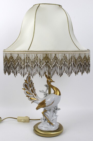 Lampada da tavolo con pavone in porcellana bianca, particolari dorati, altezza cm. 53, Società porcellane artistiche, Firenze, XX secolo.