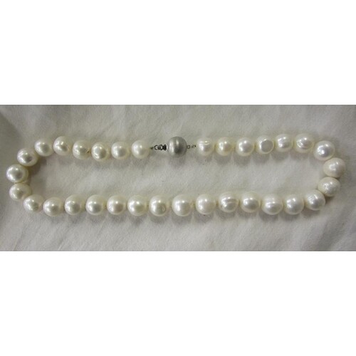 Large pearl choker with white gold clasp