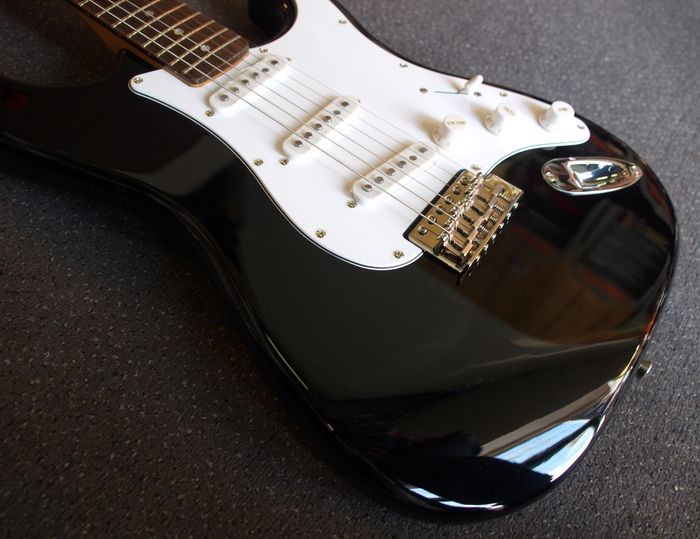 London City - Spitfire MKII, zwart stratocastermodel - Electric guitar