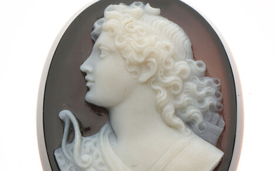 Lot 65 CAMEE sur onyx représentant Apollon tourné vers la gauche avec ses flèches et son arc. 3.9 x 3 cm. Epoque XIXème siècle.