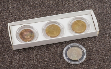 Lot de 4 médailles REAA, 2 en bronze doré, 1 en métal argenté, et 1 en bronze à patine cuivrée pour les cent ans de la Grande Loge de France 1894-1994, dans leur boite en plastique rigide d’origine Diam.: 3 cm