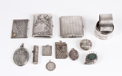 Lot de boîtes, d'amulettes et de pendentifs. Allemand/France, vers 1900. Argent. Deux étuis à cigarettes,...
