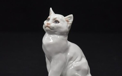 MEISSEN PORCELAIN MODEL OF YOUNG CAT