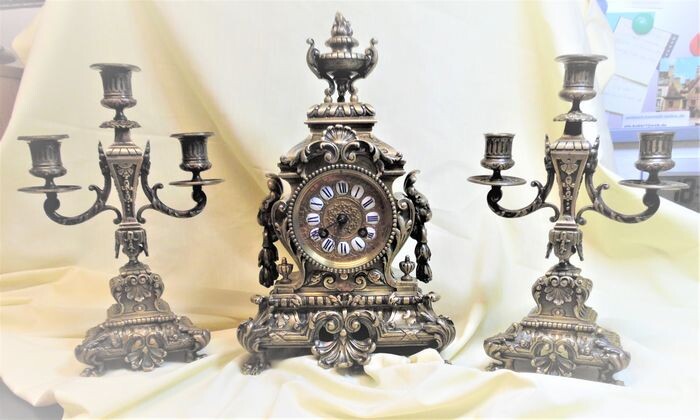 Mantel clock with 2 candelabras - Bronze (gilt/silvered/patinated/cold painted) - Late 19th century