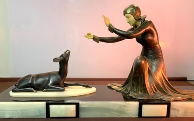 Menneville - Statue, Young woman and deer, circa 1930 - 29 cm - Ivorine, Marble, Spelter - 1930