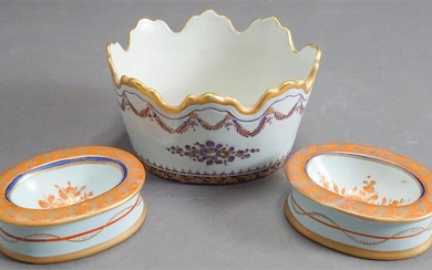 Mottahedeh Design 'Chinese Export' Cache Bowl and Pair Open Salts