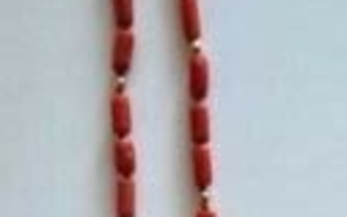 Necklace in Sardinian red coral trunks with 16 balls and 750 yellow gold closure. In good condition see detailed photos