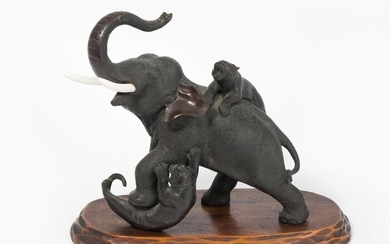 Okimono eines kämpfenden Elefanten