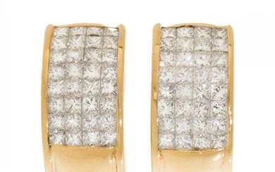 Pair of Creole half hoop earrings in 18k yellow gold. Frontis decorated with princess-cut diamonds