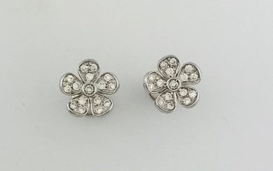 Pair of earrings in 750°/°° white gold with a flower set with diamonds, Gross weight: 3,9g