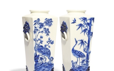 Paire de vases Royal Worcester Aesthetic Movement 'Japonism', vers 1870, les formes carrées moulées en...