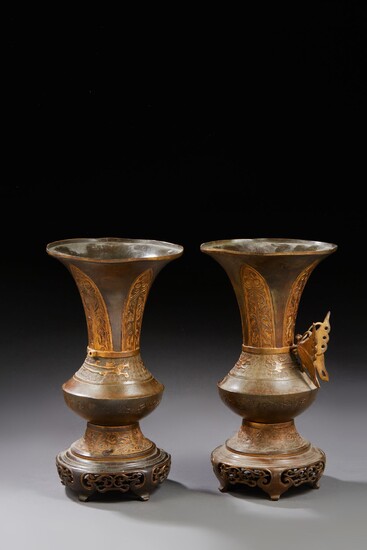 Paire de vases en bronze de forme évasée... - Lot 265 - L'Huillier & Associés