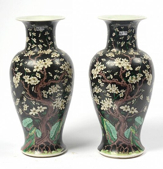 Paire de vases pansus en porcelaine polychrome de Chine à décor de "Prunus" sur fond noir. Marque à six caractères en bleu sous couverte. Epoque: fin XIXème, dynastie Qing. H.: 44,5cm.