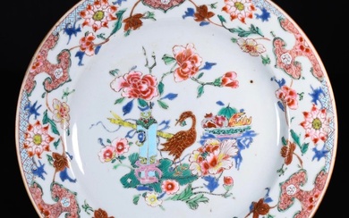 Plate - Assiette en porcelaine aux émaux de la Famille Rose à décor d'un échassier parmis des porcelaines - Porcelain