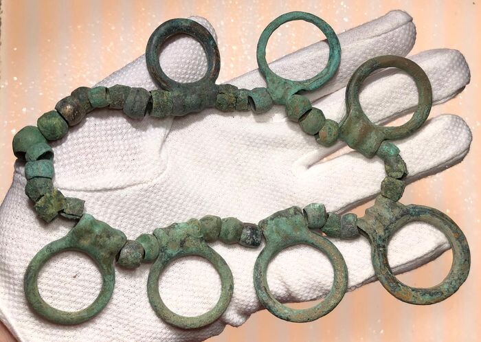 Prehistoric, Bronze Age Bronze Exceptional Necklace composed by barrel-shaped small beads and seven elegantly placed Rings.