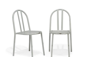 ROBERT MALLET-STEVENS (1886-1945) Paire de chaises modernistes à structure en métal tubulaire laqué gris, dossier formant arcature a...