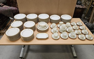 Raynaud à LIMOGES. Importante partie de SERVICE en porcelaine comprenant 40 assiettes de table, 18...