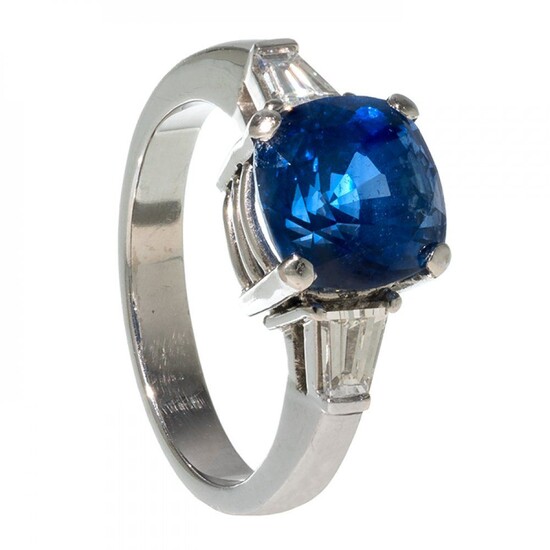 Ring in 18kt white gold with a cushion-cut Sri Lankan natural sapphire weighing 2.336 ct....