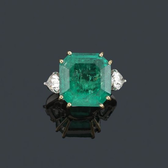 Ring with large emerald from Colombia certified as