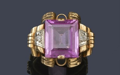 Ring with rose de France of approx. 10.65 ct in 18K