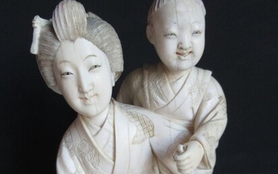 Sculpture, beijing (1) - Ivory - Geisha - geisha met kind en druiventros - Japan - 19th century
