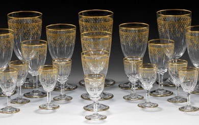 Service de table en verre de Baccarat, 32 pièces ; cristal incolore. Pied en forme...
