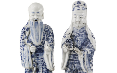 Shou Xing et Lu Xing, 2 sculptures en porcelaine, Chine, XXe s., décor en bleu, Shou Xing tenant une pêche et un bâton, Lu Xing portant u