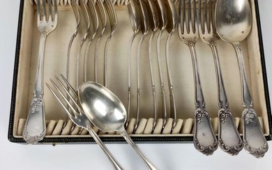 Silver housewife's part, model with shell, acanthus and flowers decoration, including: three forks and a table spoon, six place settings for dessert. Some pieces engraved with monograms.