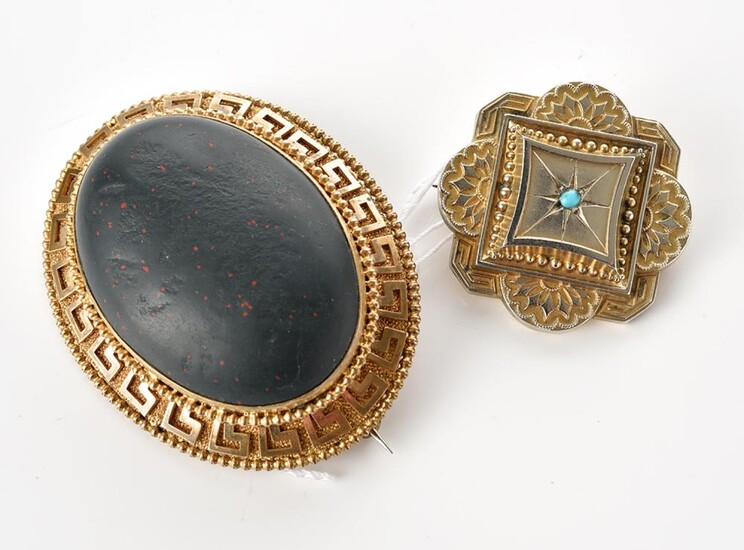 TWO ANTIQUE BROOCHES, INCLUDING SILVER GILT AND FAUX BLOODSTONE SET, THE LENGTH OF THE LARGER ONE 60MM