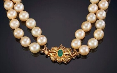 TWO-WIRE JAPANESE PEARLS NECKLACE 8 TO 9 MM IN DIAMETER, homogeneously cream coloured. Brooch in 18k yellow gold with central emerald. Price: 600,00 Euros. (99.832 Ptas.)