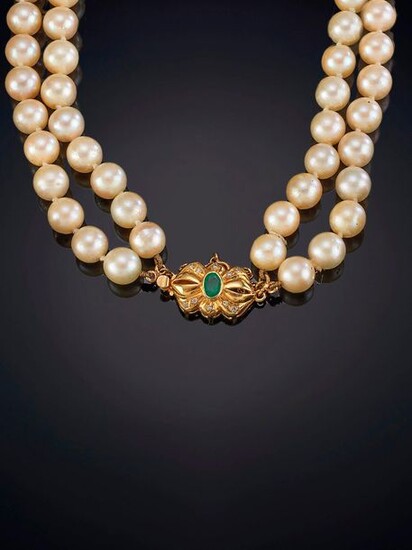 TWO-WIRE JAPANESE PEARLS NECKLACE 8 TO 9 MM IN DIAMETER, homogeneously cream coloured. Brooch in 18k yellow gold with central emerald. Price: 600,00 Euros. (99.832 Ptas.)