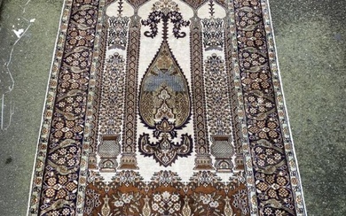 Tapis mirhab en soie à décor de volatiles et de fleurs sur fond beige. Cachemire...
