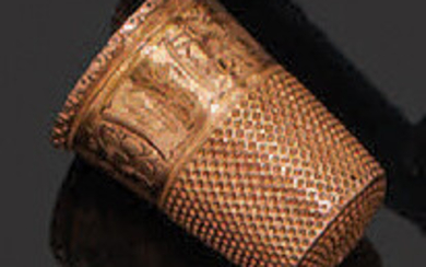 Thimble finely chiselled in 18K (750) gold.