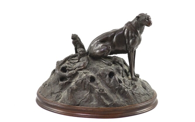 Tim Nicklin. Groupe en bronze d'un guépard et de ses petitsassis sur une monture naturaliste,...