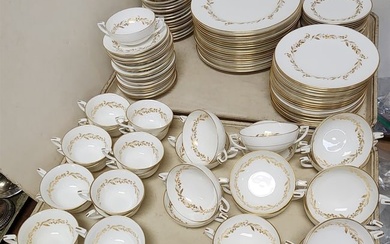 Tray 125 Pc Royal Worcester "Saguenay" Dinner Service