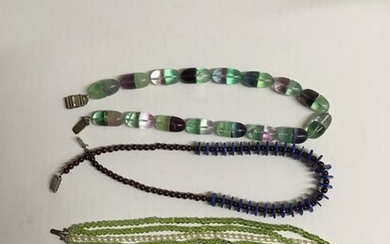 Trois colliers fantaisie, un en perles de verre bicolore, un en petites perles n